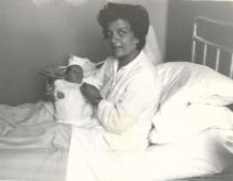 Cinzia Zungolo appena nata con sua madre