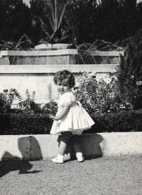 Cinzia Zungolo davanti alla fontana con i sandali all'occhio di bue